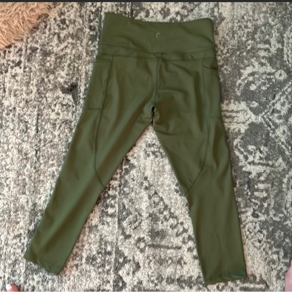 Zyia Capri Legging - Size 4 - Never Worn - Pockets - Olive Green - Picture 3 of 6